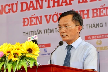 Hàng trăm phần quà ý nghĩa đến với ngư dân, học sinh ở Bến Tre