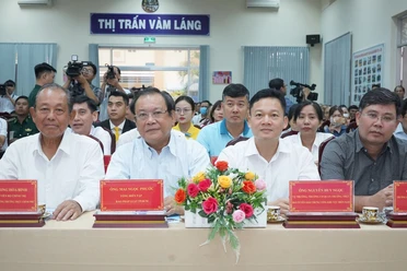 Hàng trăm phần quà ý nghĩa đến với ngư dân, học sinh ở Tiền Giang