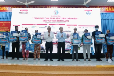 'Cùng ngư dân thắp sáng đèn trên biển': Điểm tựa vững chắc trên hành trình bám biển