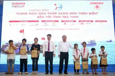 Chương trình 'Cùng ngư dân thắp sáng đèn trên biển' trao nhiều phần quà ý nghĩa đến với bà con ngư dân Trà Vinh