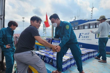 Vận chuyển quà tặng của chương trình cho ngư dân. Ảnh: TỰ SANG