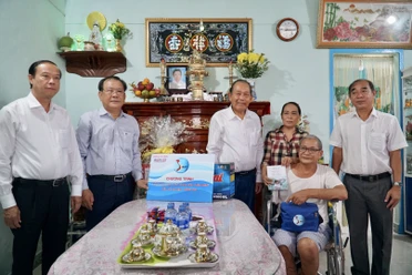 Nguyên Phó Thủ tướng Trương Hoà Bình cùng lãnh đạo tỉnh Bà Rịa - Vũng Tàu, lãnh đạo báo Pháp Luật TP.HCM tặng quà cho ông Châu Minh Hoàng. Ảnh: BẢO PHƯƠNG