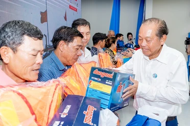 'Cùng ngư dân thắp sáng đèn trên biển': Trao 200 phần quà cho ngư dân Bà Rịa - Vũng Tàu