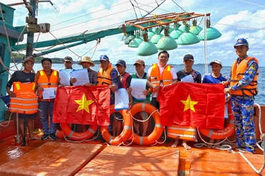 Vùng 5 Hải quân đồng hành cùng ngư dân chống đánh bắt thủy sản trái phép