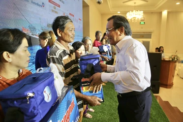 Toàn cảnh chương trình 'Cùng ngư dân thắp sáng đèn trên biển' tại Bình Thuận