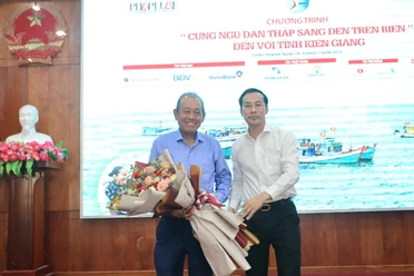 Chùm ảnh: Toàn cảnh chương trình 'Cùng ngư dân thắp sáng đèn trên biển' tại Kiên Giang