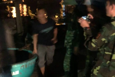 'Nghẹt thở' ứng cứu ngư dân chìm thuyền trên biển ở Quảng Trị