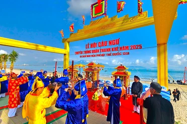 Ngư dân Đà Nẵng cầu cho thuyền to thúng nhỏ tôm cá đầy khoang