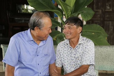 'Cùng ngư dân thắp sáng đèn trên biển: Những hình ảnh xúc động tại buổi thăm, tặng quà ngư dân Phú Yên