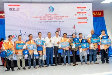 Video: Chương trình 'Cùng ngư dân thắp sáng đèn trên biển' đến với ngư dân Bà Rịa - Vũng Tàu