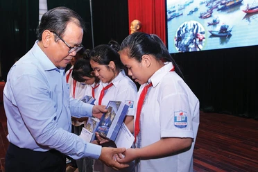 Chương trình 'Cùng ngư dân thắp sáng đèn trên biển' của Báo Pháp Luật TP.HCM đoạt Giải thưởng Sáng tạo TP.HCM lần 4-2025