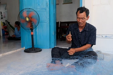 Video: Bộn bề khó khăn, ngư dân vẫn quyết bám biển