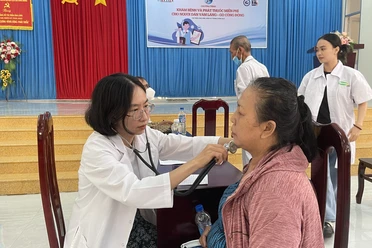 'Cùng ngư dân thắp sáng đèn trên biển': Bà con Tiền Giang vui mừng khi được bác sĩ đến thăm khám 