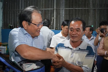  Trao quà, học bổng tại Tiền Giang để cùng ngư dân thắp sáng đèn trên biển