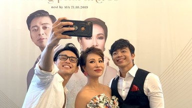 Uyên Linh, Lân Nhã và liveshow đầu tiên bằng tiền túi