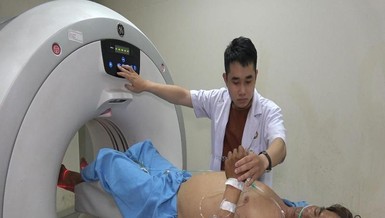 Trực thăng đưa ngư dân từ Trường Sa về đất liền trị bệnh