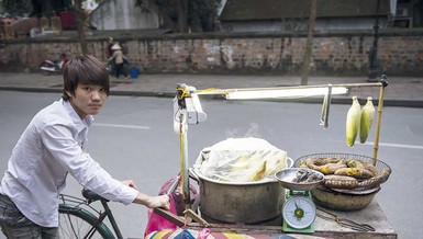 Những người đi qua phố
