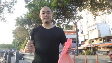 Chàng thanh niên Nhật nhặt rác ở kênh Nhiêu Lộc