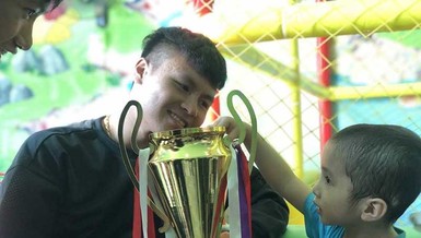 Chuyện bé Tôm và chiếc cúp AFF tại BV Nhi Trung ương