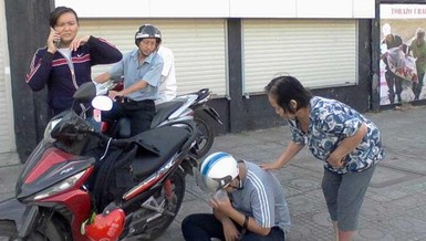 Giúp người gặp nạn, nghĩa cử đẹp trên đường đi
