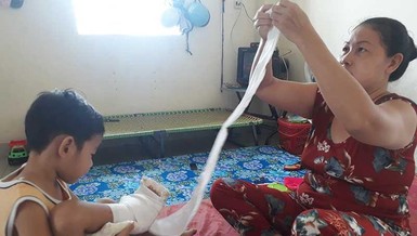Bé trai năm tuổi đi xe buýt gặp nạn