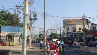 Trụ đèn giữa đường quá nguy hiểm!