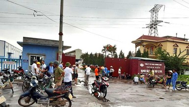 Lo ô nhiễm, dân phong tỏa nhà máy sản xuất phế liệu