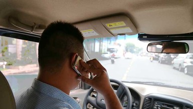 Có nên cấm sử dụng điện thoại khi lái ô tô?