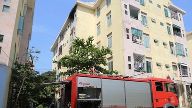 Hi hữu: Nhà này cháy, phá nhầm cửa nhà kia để... cứu hỏa