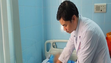 Bất ngờ vỡ động mạch chủ bụng trên xe đi đám cưới đầu năm