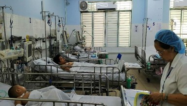 Đang chờ khám tiêu chảy, bé lên cơn co giật vì nắng nóng