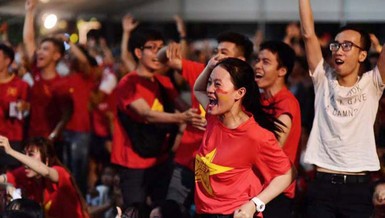 Cổ động viên mừng bàn thắng của Quang Hải vào lưới Malaysia