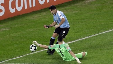 Hài hước siêu sao Suarez đòi penalty vì bóng trúng tay thủ môn