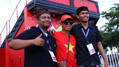 CĐV Việt Nam và Indonesia tình thương mến thương bên ngoài sân