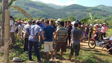 Vướng hàng rào nhiễm điện, hai vợ chồng chết thảm