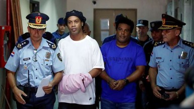 Anh em Ronaldinho tiếp tục bị giam giữ tại Paraguay