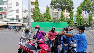 Cách ly toàn xã hội: Nhiều người vẫn kéo nhau ra bến xe