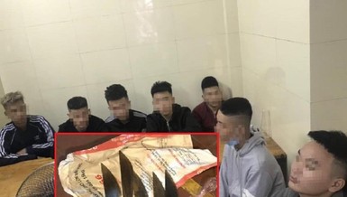 Triệu tập 7 thiếu niên cầm dao phóng lợn đánh nhau trên phố