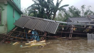 “Lũ làm nhà mình sập mất rồi, con ơi“