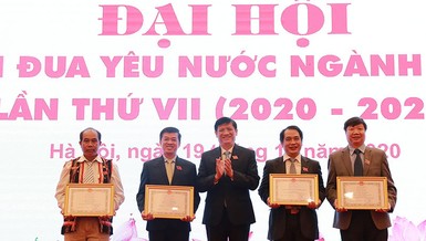 Những ngọn nến thắp sáng niềm tin ngành y