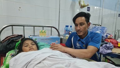 Người Trà Leng 'không cần tiền, chỉ đi nhờ xe' đã gặp vợ con