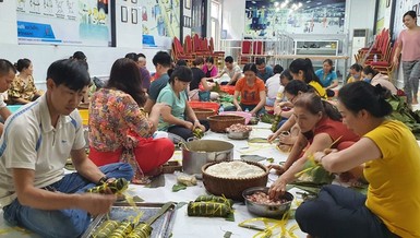 Vũng Tàu: Hàng ngàn chiếc bánh kèm muối mè gửi tặng miền Trung