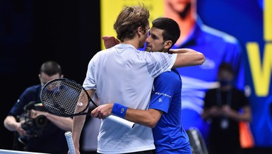 Zverev bị tố lạm dụng, Djokovic bênh vực 'bại tướng'