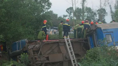 Đưa thi thể nạn nhân kẹt trong tàu SE2 ra ngoài