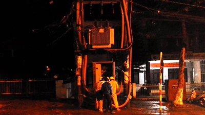 Cháy trạm biến áp trước cổng UBND phường