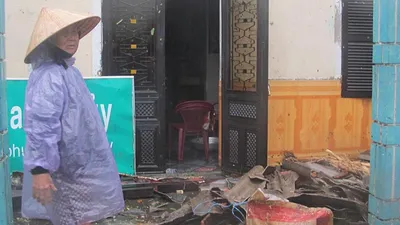 Bão số 10 đang 'quần thảo' miền Trung