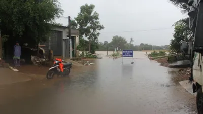 Quảng Ngãi: Nước sông dâng cao, mưa lớn làm lở núi
