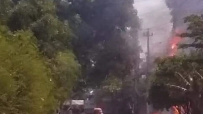 Đốt rác làm cháy cả đường dây điện