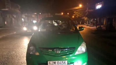 Truy bắt nhóm thanh niên nổ súng vào taxi ở Tiền Giang