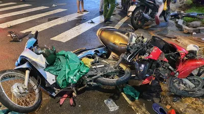 Ô tô lùa hàng loạt xe máy chờ đèn đỏ ở Bình Thạnh